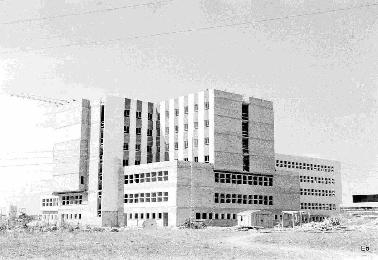 Vista exterior del Hospital Reina Sofía de Córdoba, en la época de su puesta en servicio.