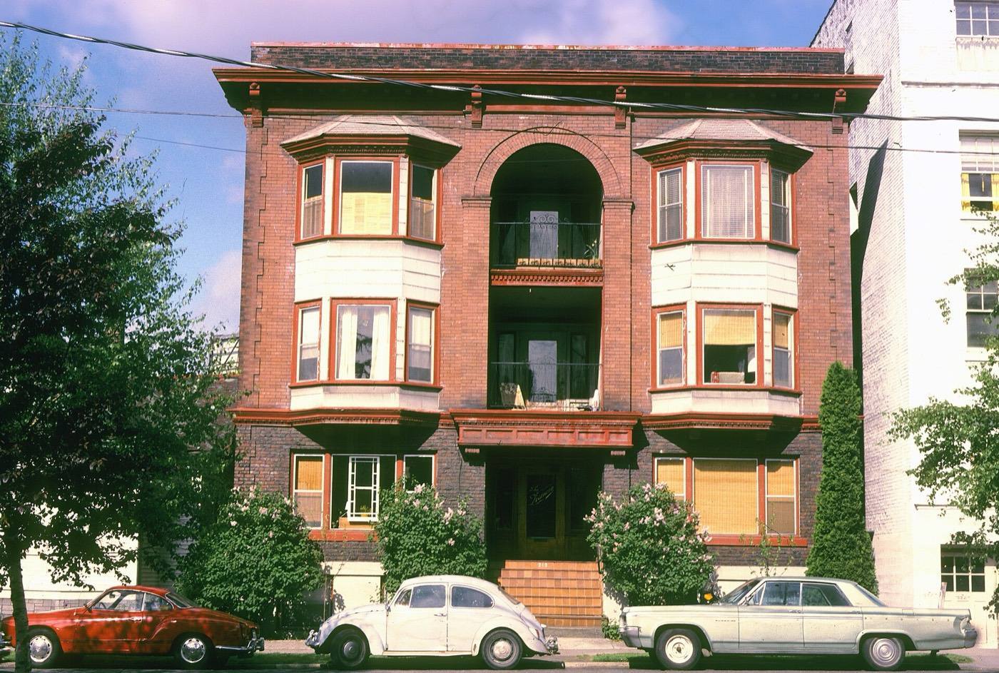 313 10th Avenue E, Capitol Hill, Seattle, Washington, U.S., 1970s. Known as the Lismore Apartments, it was built in 1908.