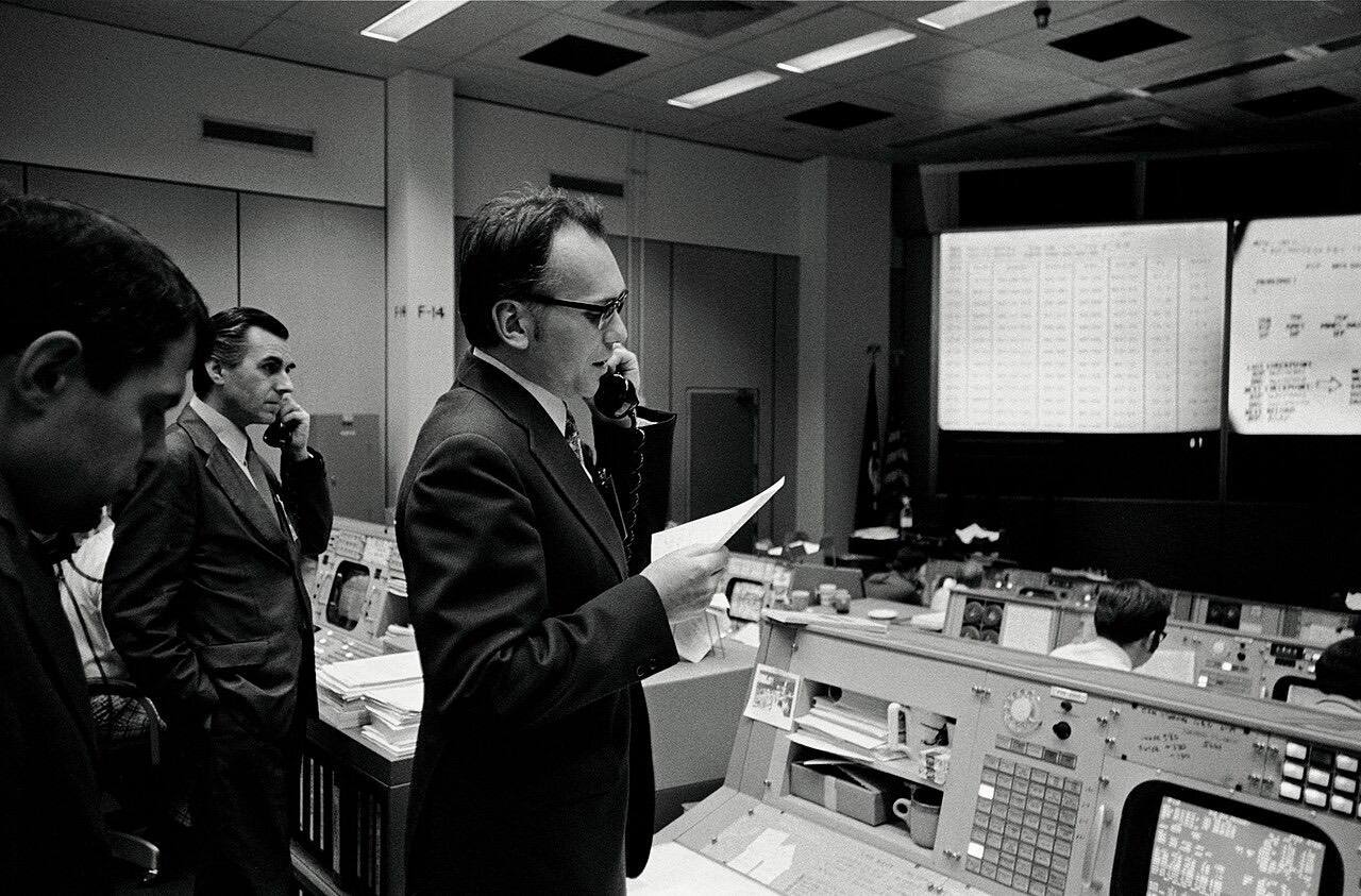 Luboš Kohoutek speaks to Skylab astronauts