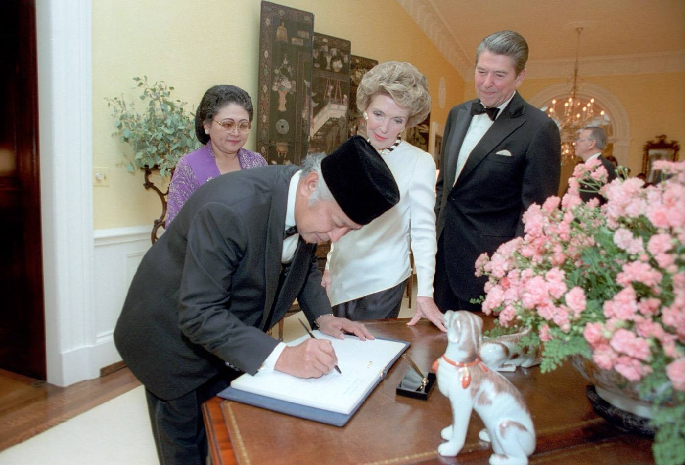 President Ronald Reagan Nancy Reagan During The State Visit of President Soeharto of Indonesia and Mrs Soeharto in The Residence