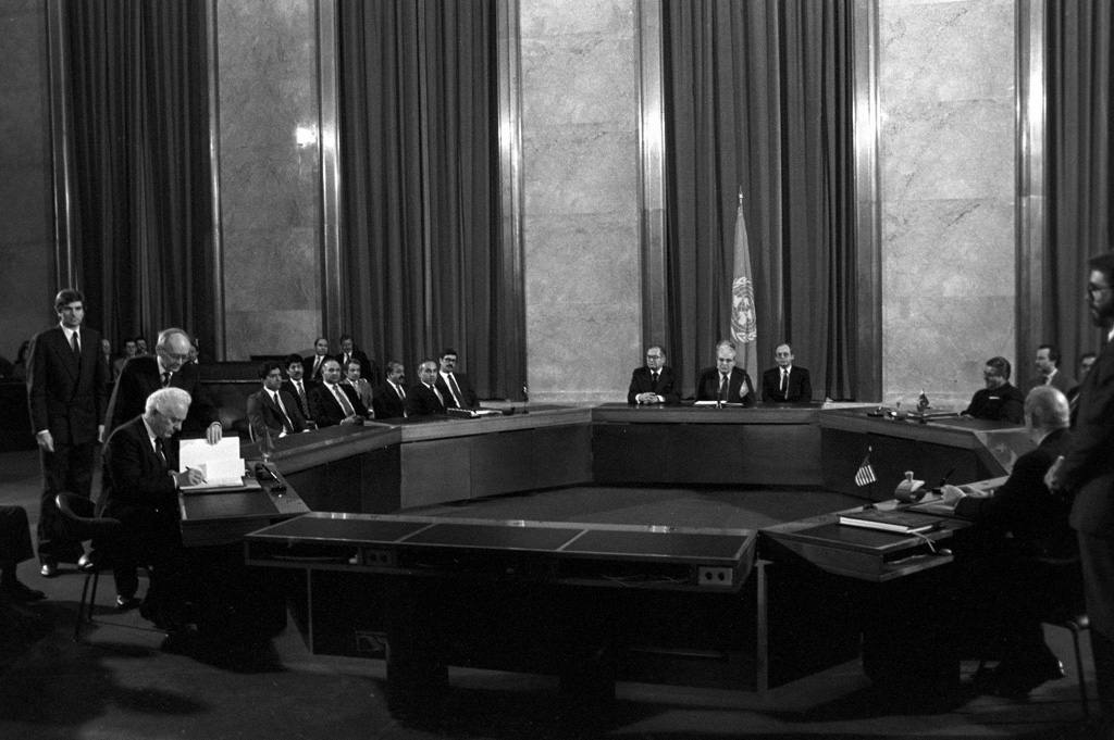 RIAN archive 827168 Signing the Geneva agreement on the settlement of the political situation around Afghanistan