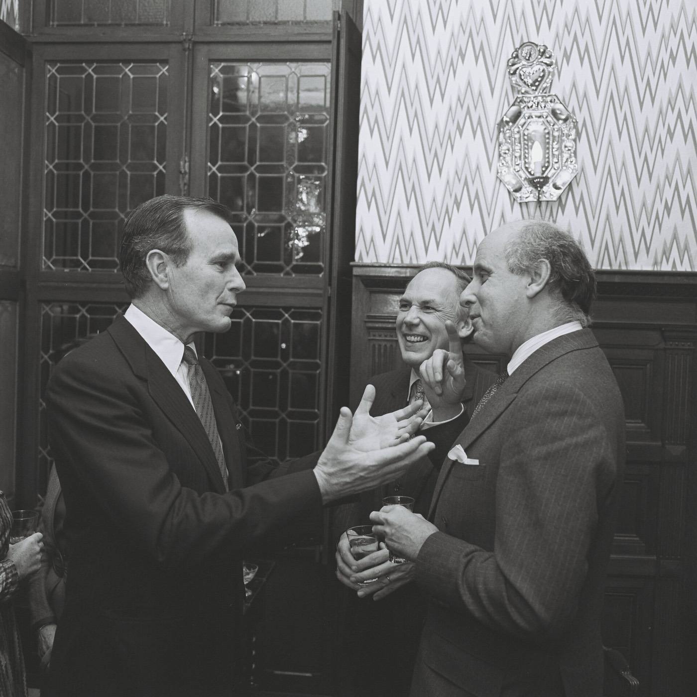 Visit of George Bush, US Vice-President, to the CEC (P-001591 10-8)