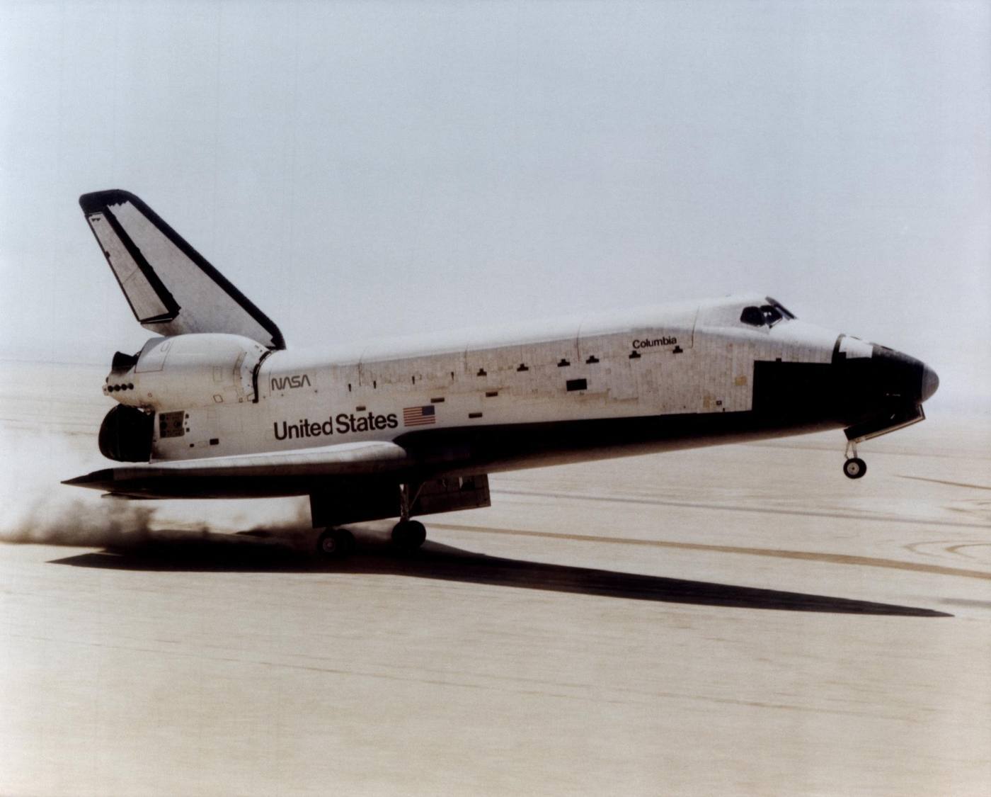 TOUCHDOWN! -- The Space Shuttle Columbia touches down on lakebed runway 23 at Edwards Air Force Base, Calif., to conclude the first orbital shuttle mission, Apr