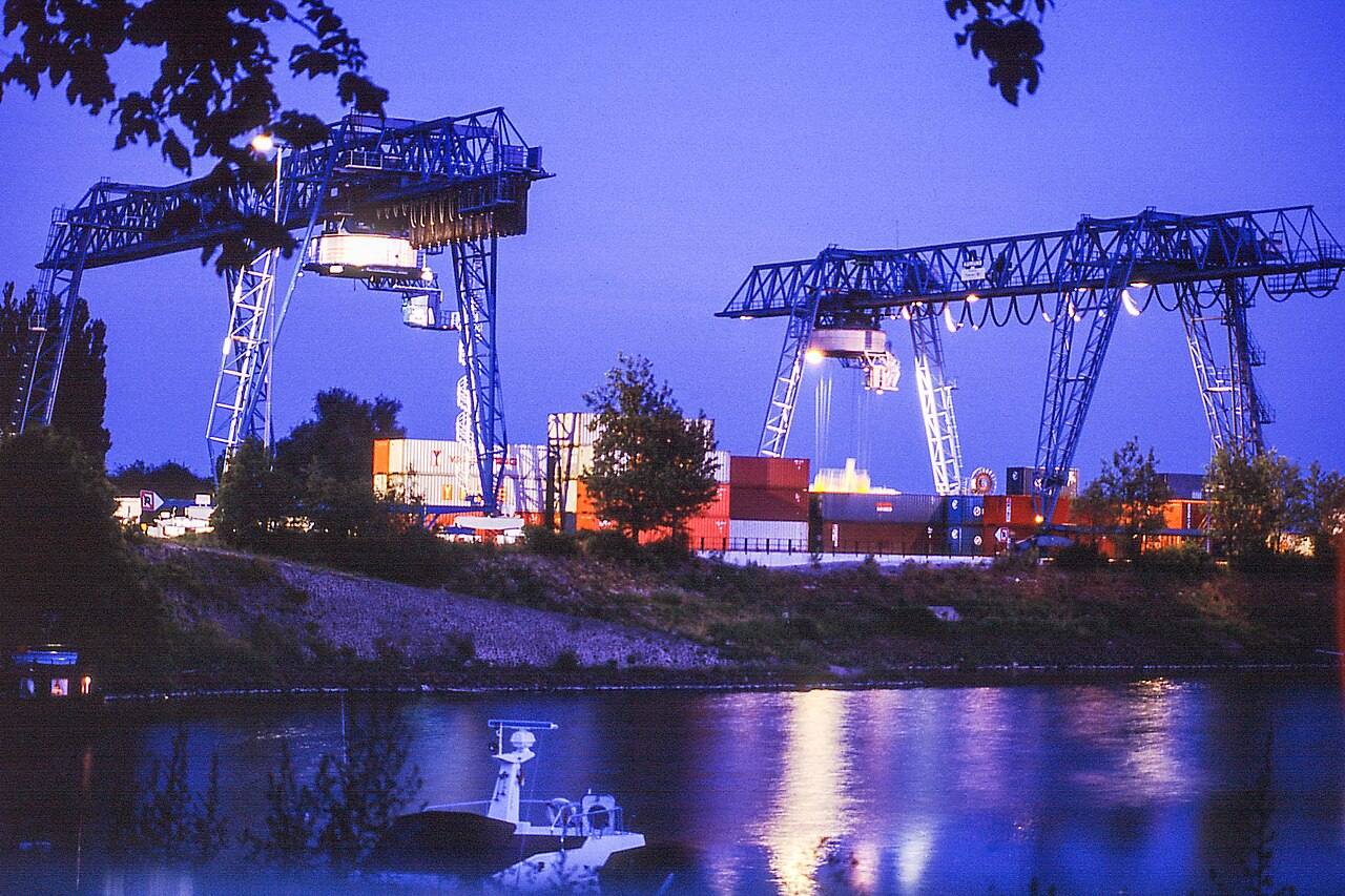 Portalkran im Rheinhafen Emmerich am Rhein beim Verladen von Container in der Nacht