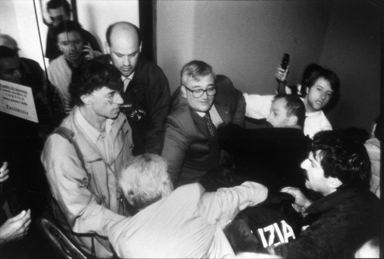 Irruzione della digos in via bellerio sede della Lega Nord a Milano 18 settembre 1996. Davide Caparini fa resistenza alla perquisizione dell'ufficio di Roberto