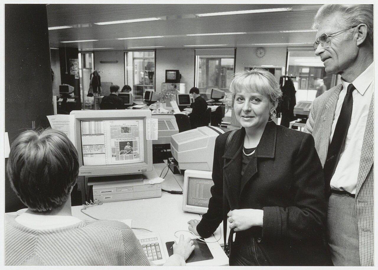 De Russische journaliste Svetlana Vasileva op bezoek bij de redactie van het Haarlems Dagblad., NL-HlmNHA 54035180