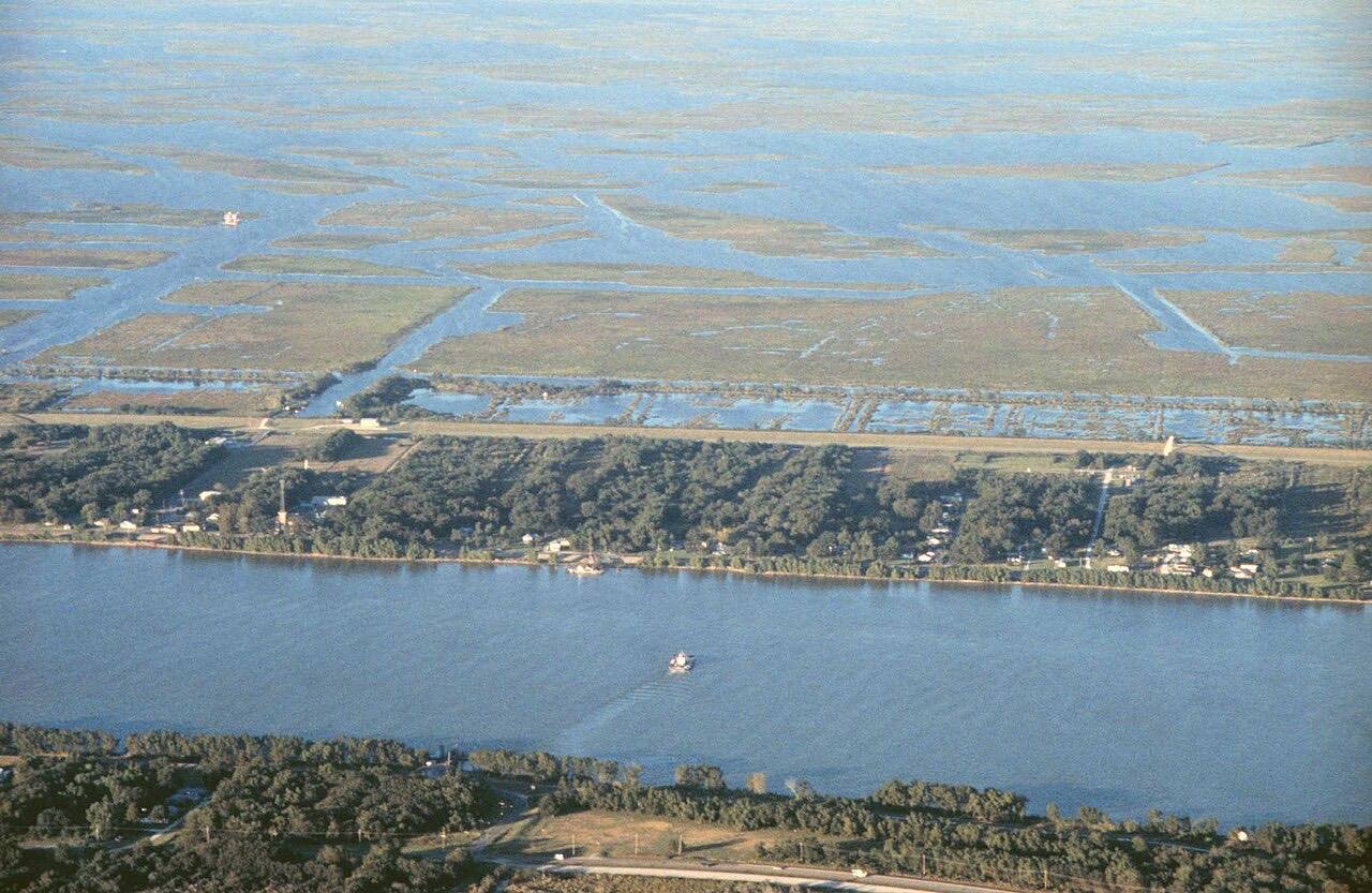 Mississippi River at Pointe a La Hache, Louisiana 1997 - aerial view