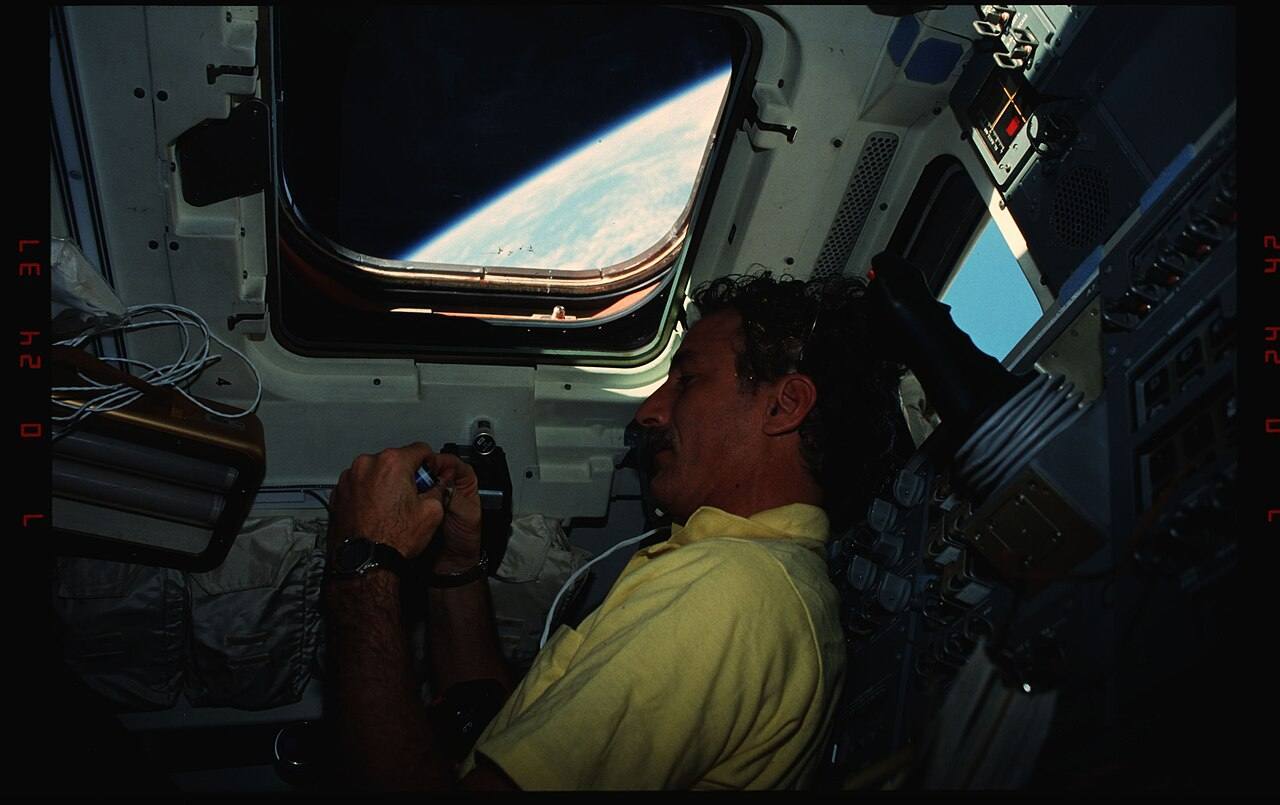 S35-21-001 - STS-035 - STS-35 aft flight deck monitor displays stars seen by ASTRO-1