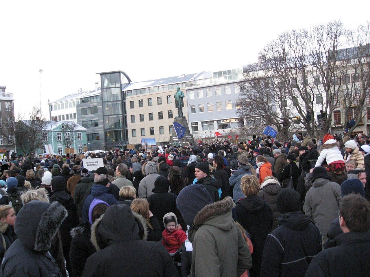 Protests on Austurvöllur because of the Icelandic economic crisis. Some protesters are waving red flags while others are waving the flag of the European Union.