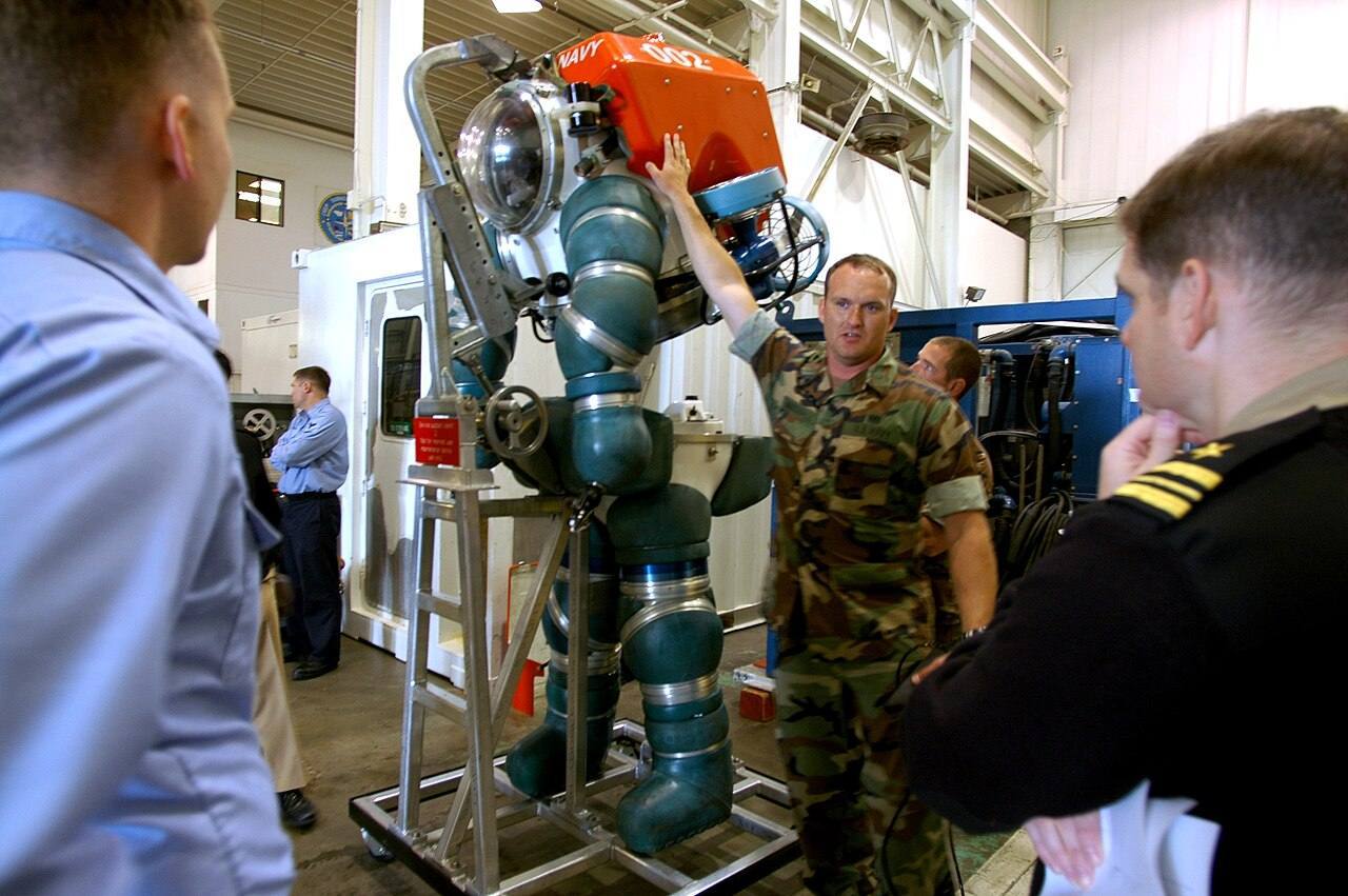 US Navy 070504-N-4163T-010 Hospital Corpsman 2nd Class Creighton Marshall, a reservist assigned to Deep Submergence Unit (DSU) at Naval Air Station North Island