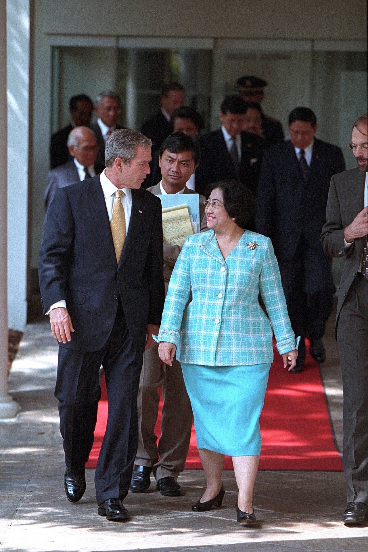 President George W. Bush and President Megawati Sukarnoputri of Indonesia walk along the Colonnade Wednesday, Sept. 19, 2001, at the White House