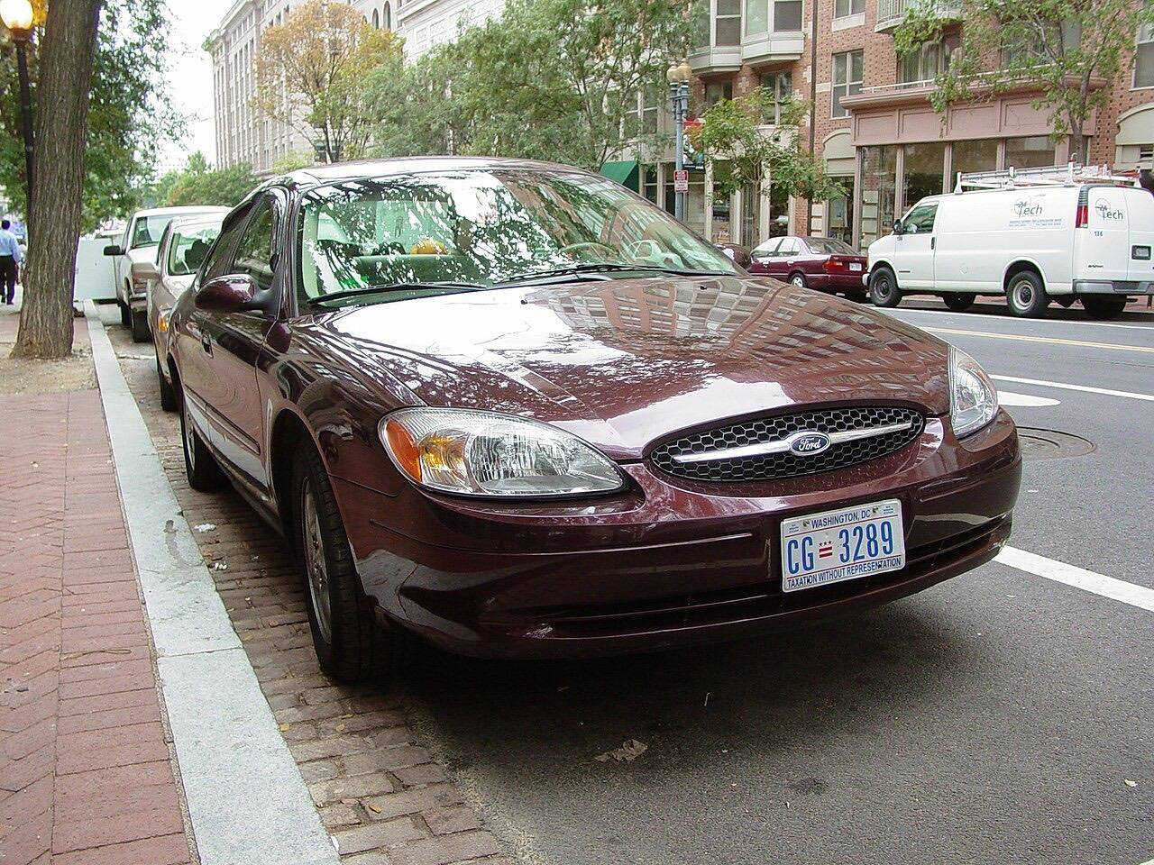 Fourth-generation Ford Taurus with the earlier grille style. Photographed along 7th Street NW in Washington, D.C. Photo by Ben Schumin on August 30, 2006.