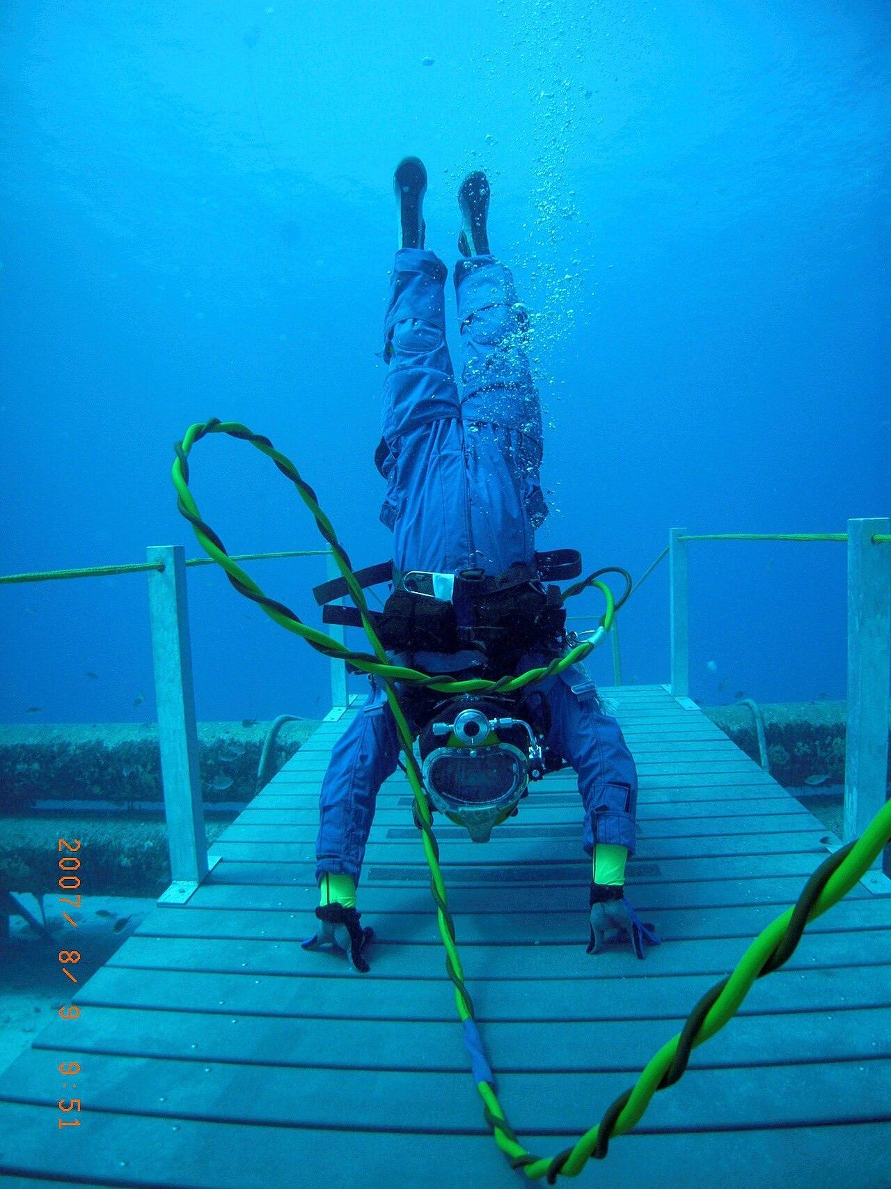 NEEMO 13 Patrick handstand