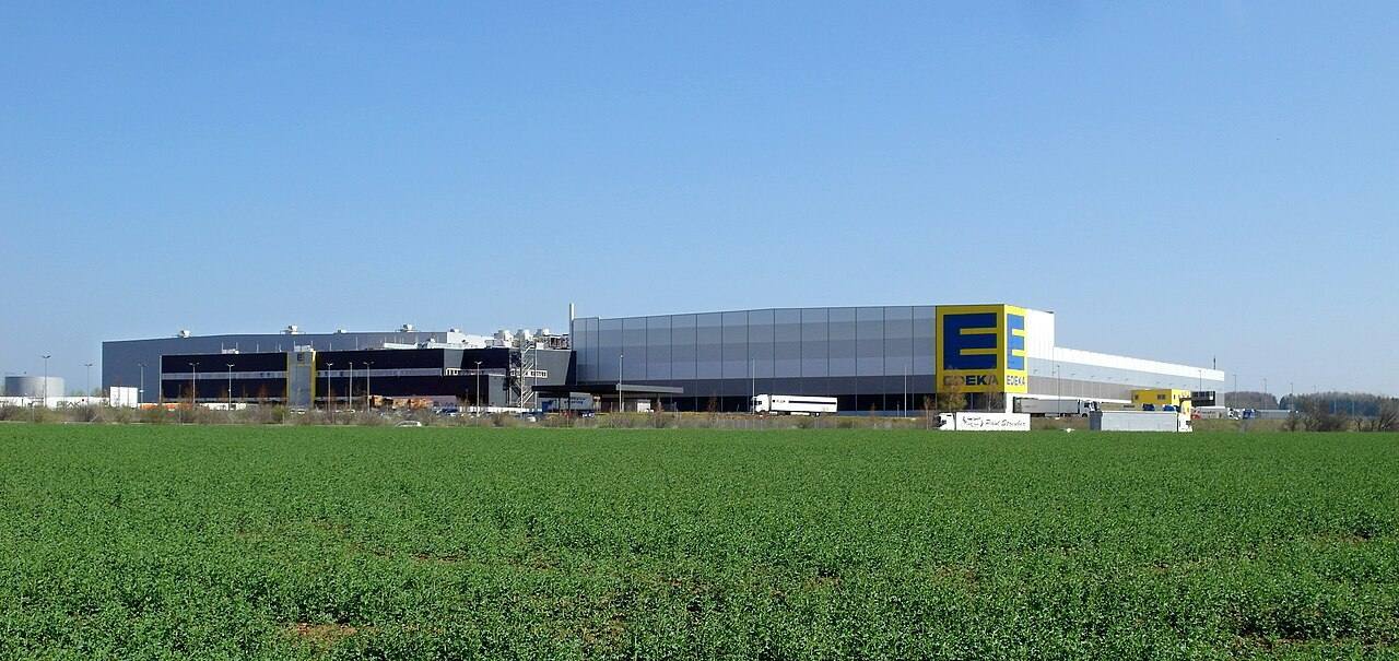 18.04.2018 09661 Berbersdorf (Striegistal), EDEKA-Straße (GMP: 51.003197,13.205309): Das von 2013 bis 2015 erbaute EDEKA-Zentrallager Sachsen in Berbersdorf. Si