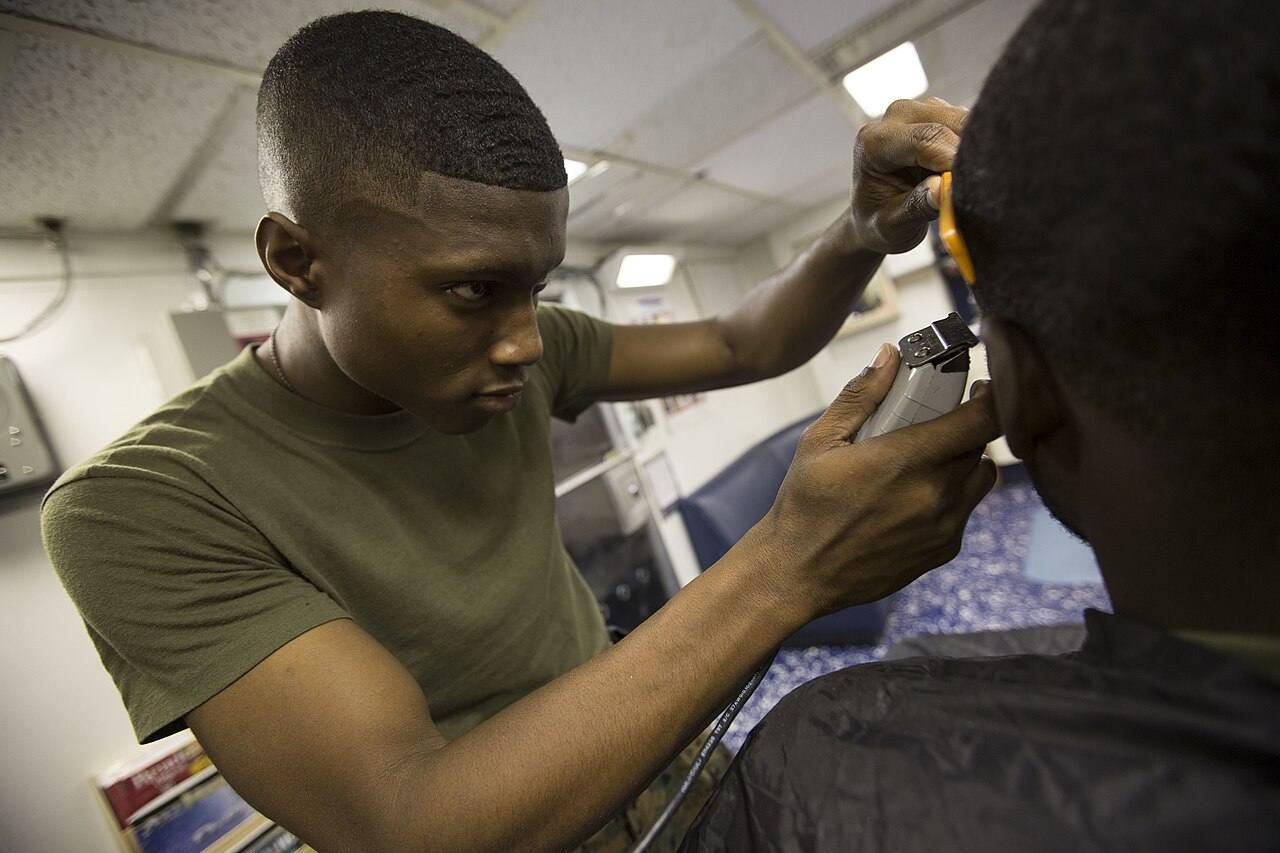 24th MEU, keeping grooming standards high 150106-M-AR522-001