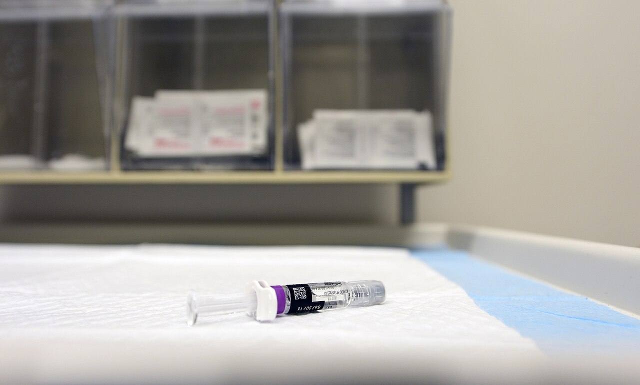 Patients receive flu vaccination at Naval Health Clinic Hawaii 151001-N-GI544-060