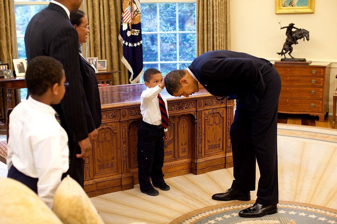 Boy feeling Barack Obama's hair
