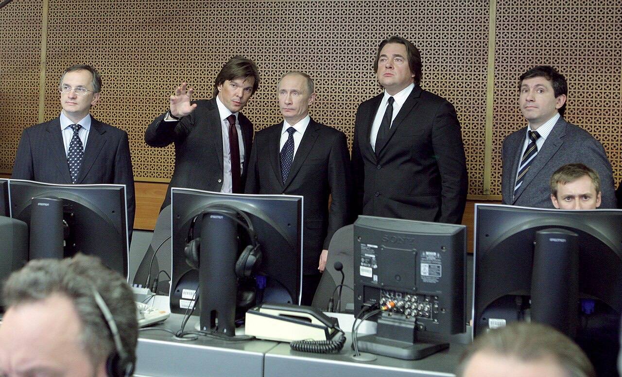 Late last night, Prime Minister Vladimir Putin visited the newsroom and gallery at Channel One in Ostankino