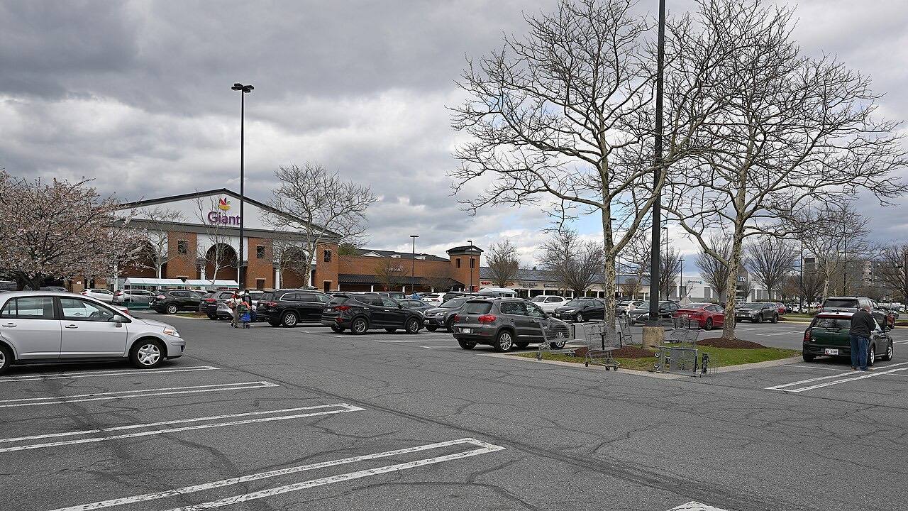 The Giant grocery store in the Kentlands Market Square shopping center with a parking lot full of cars. Kentlands neighborhood, Gaithersburg, Maryland.