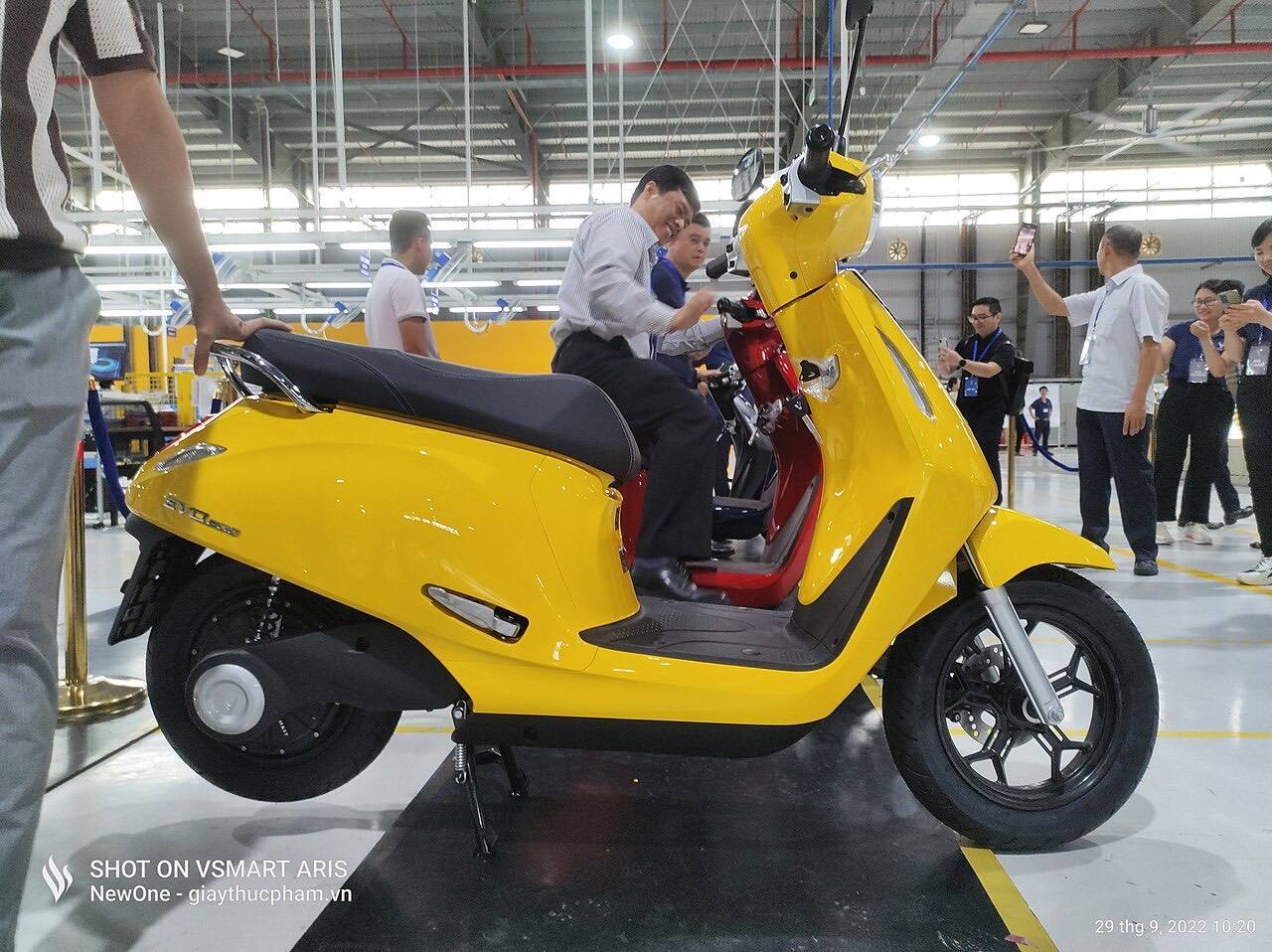 Yellow VinFast Evo200 electric scooter at Hai Phong factory