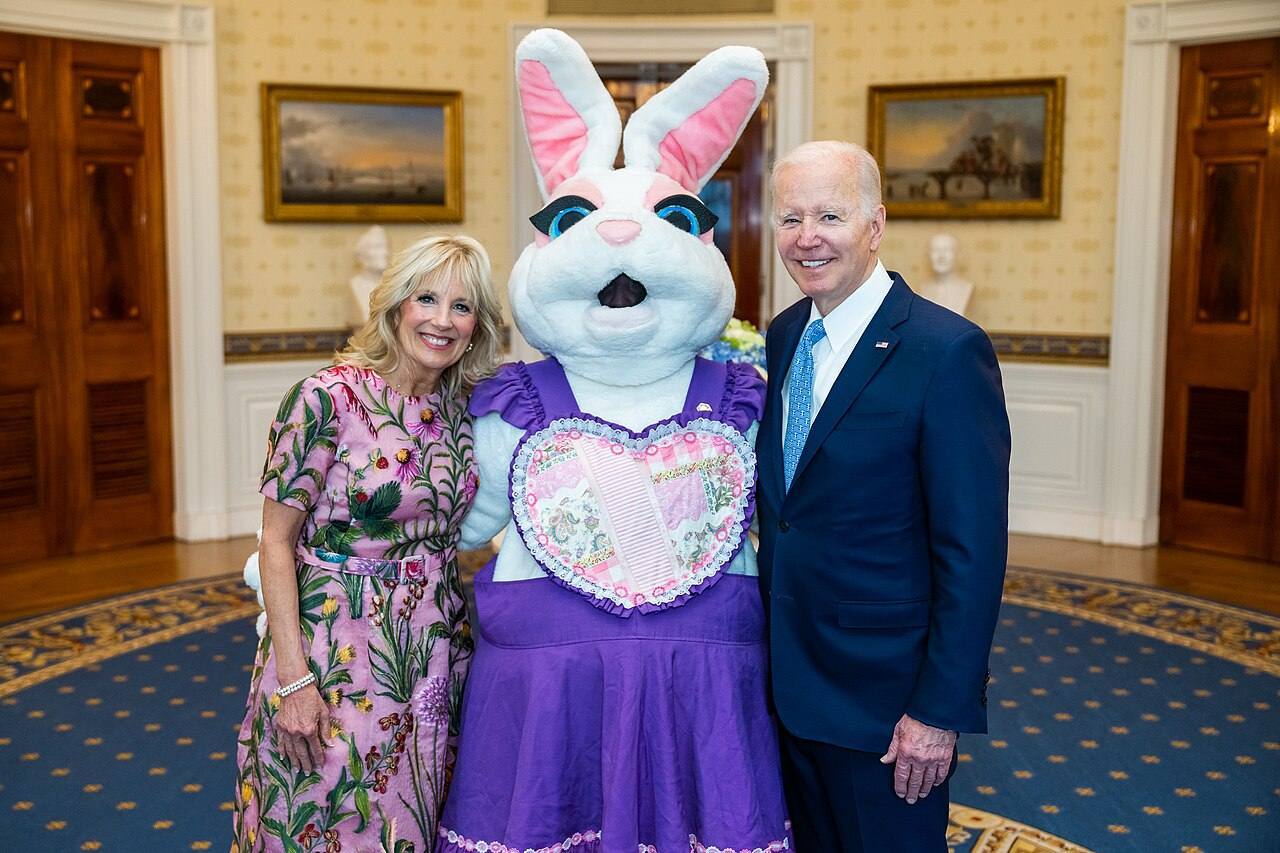 The President and First Lady take a photo with a special guest before delivering remarks at the 2022 White House Easter EGGucation Roll.