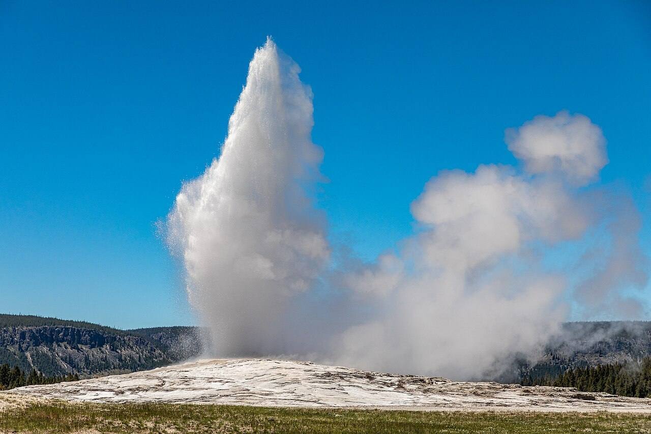 Yellowstone National Park (WY, USA), Old Faithful Geyser -- 2022 -- 2599